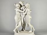 une image représentant une statue de trois femmes qui s'étreignent
