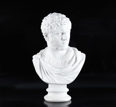 un buste en marbre blanc représentant un homme aux cheveux bouclés, sur fond noir