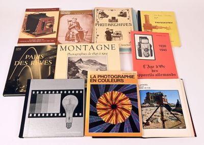 plusieurs livres posés sur une table blanche, avec des images et des photos dessus