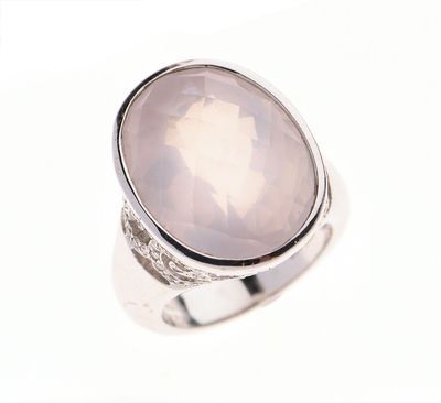 une image représentant une bague ornée d'une pierre rose