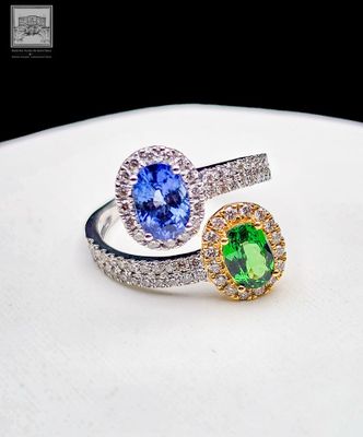 deux bagues ornées de pierres de couleurs différentes, posées sur un fond blanc