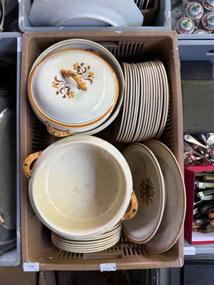 plusieurs assiettes et bols dans une boîte sur la table