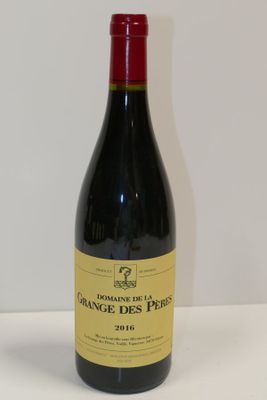 une bouteille de vin posée sur une table