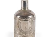 une flasque ancienne en argent avec un couvercle en argent, sur fond blanc