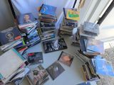 une pile de CD empilés les uns sur les autres sur une table