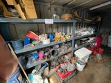 une pièce encombrée d'objets divers et variés