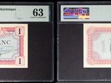 Trois types de monnaies différents sont exposés dans une vitrine