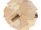 plusieurs vieilles lettres sont empilées sur une surface blanche