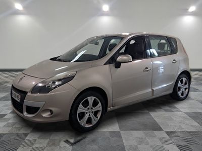 la photo d'une voiture garée dans un garage