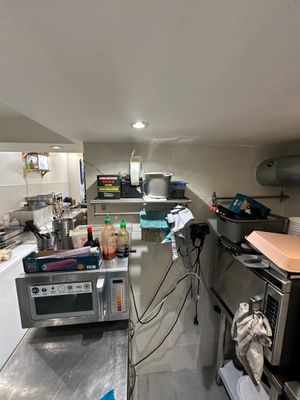 une image d'une cuisine avec beaucoup de désordre sur le comptoir