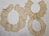 deux morceaux de dentelle sur une nappe