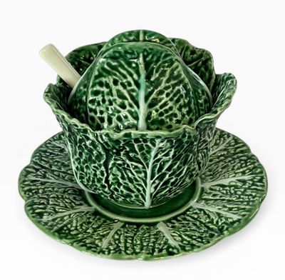 tasse et soucoupe de thé « chou vert » avec une cuillère posée sur la soucoupe