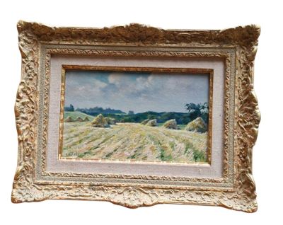une peinture à l'huile représentant un champ de foin avec des arbres en arrière-plan