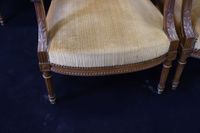 Suite de quatre fauteuils en noyer mouluré et sculpté. (photo 4)