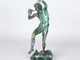 statue en bronze représentant un homme tenant un oiseau, sur fond blanc