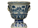 un grand vase bleu et blanc orné d'un visage