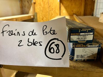 un morceau de papier sur lequel on a écrit quelque chose