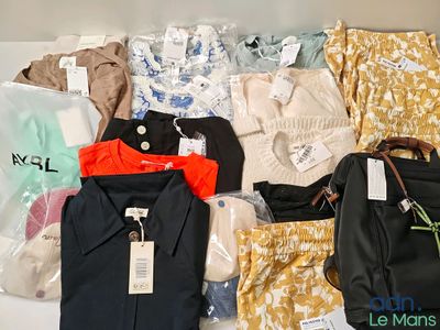 de nombreux types de vêtements et de sacs posés sur la table