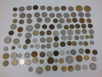 beaucoup de pièces qui sont sur la table