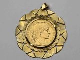 une image montrant un gros plan d'une médaille d'or posée sur une surface blanche
