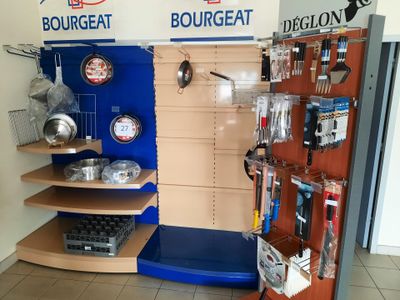 un présentoir présentant divers articles de cuisine dans un magasin