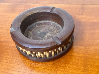 Cendrier habillé d'épines de porc épic