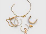 un assortiment de bijoux en or comprenant un collier, un bracelet et une bague