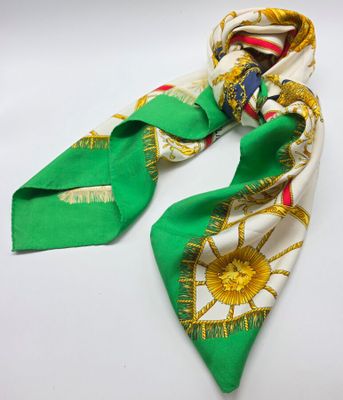 foulard en soie vert et blanc, orné d'un motif doré et blanc