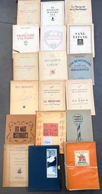 plusieurs livres sont empilés sur une table