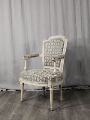 une image représentant une chaise placée devant un rideau