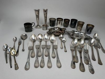 beaucoup de cuillères et de couverts en argent sur la table