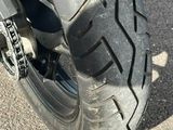 un gros plan sur un pneu de moto dans la rue