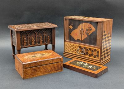 deux petites boîtes en bois ornées de motifs, posées l'une à côté de l'autre