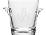 un gros plan d'un vase en verre orné d'un blason