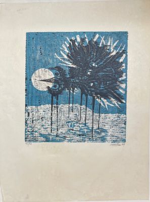 une photo d'un tableau bleu et blanc accroché au mur