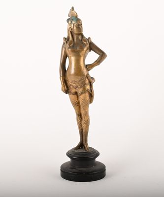 une image représentant une statue en bronze d'une femme, les mains sur les hanches