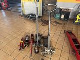il y a beaucoup d'outils par terre dans le garage