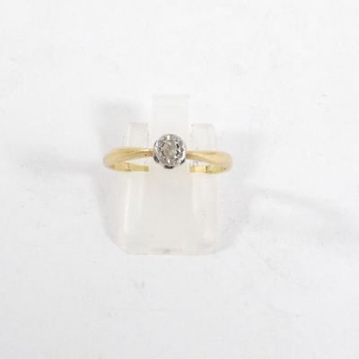 l'image d'une bague ornée d'un diamant