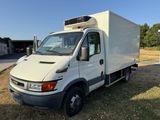 un camion blanc garé dans l'herbe