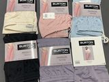 Plusieurs paires de sous-vêtements pour hommes sont disposées sur une table