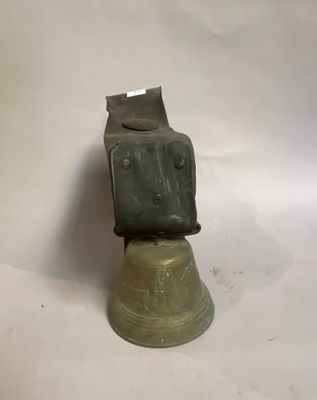 une cloche posée sur une table