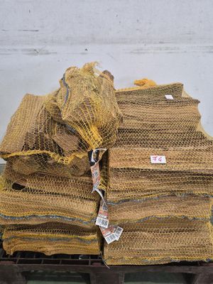 une pile de sacs en burlock posés sur une palette dans un entrepôt