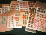 beaucoup de timbres et d'enveloppes posés sur une table