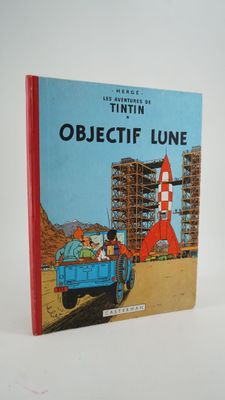 un vieux livre pour enfants sur lequel figure l'image d'un homme au volant d'une voiture, avec une fusée en arrière-plan