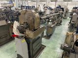 de nombreuses machines qui fonctionnent ensemble dans une usine