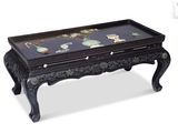 une table basse noire avec un plateau en verre sur fond blanc