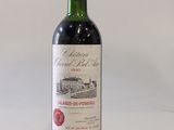 une bouteille de vin posée sur une table