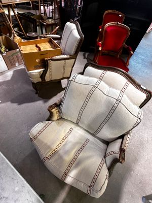 une chaise qui se trouve au milieu d'une pièce