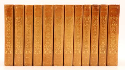 une pile de six livres posés les uns sur les autres sur une surface blanche