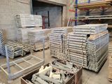 de nombreuses piles de bois dans un entrepôt, avec des palettes au sol